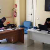 Uno degli uffici dove i volontari lavorano al computer